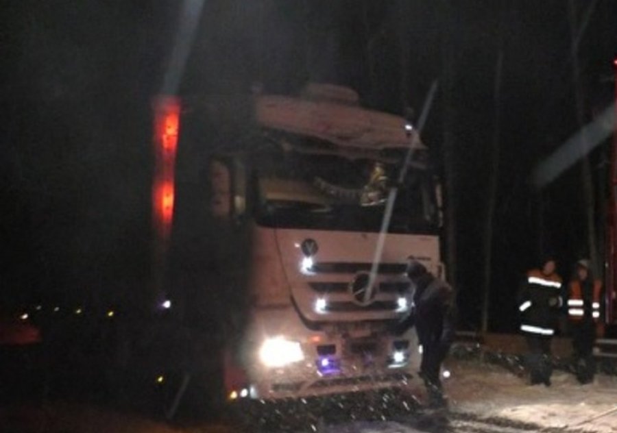 В Красноборском районе водители большегрузов стали заложниками непогоды